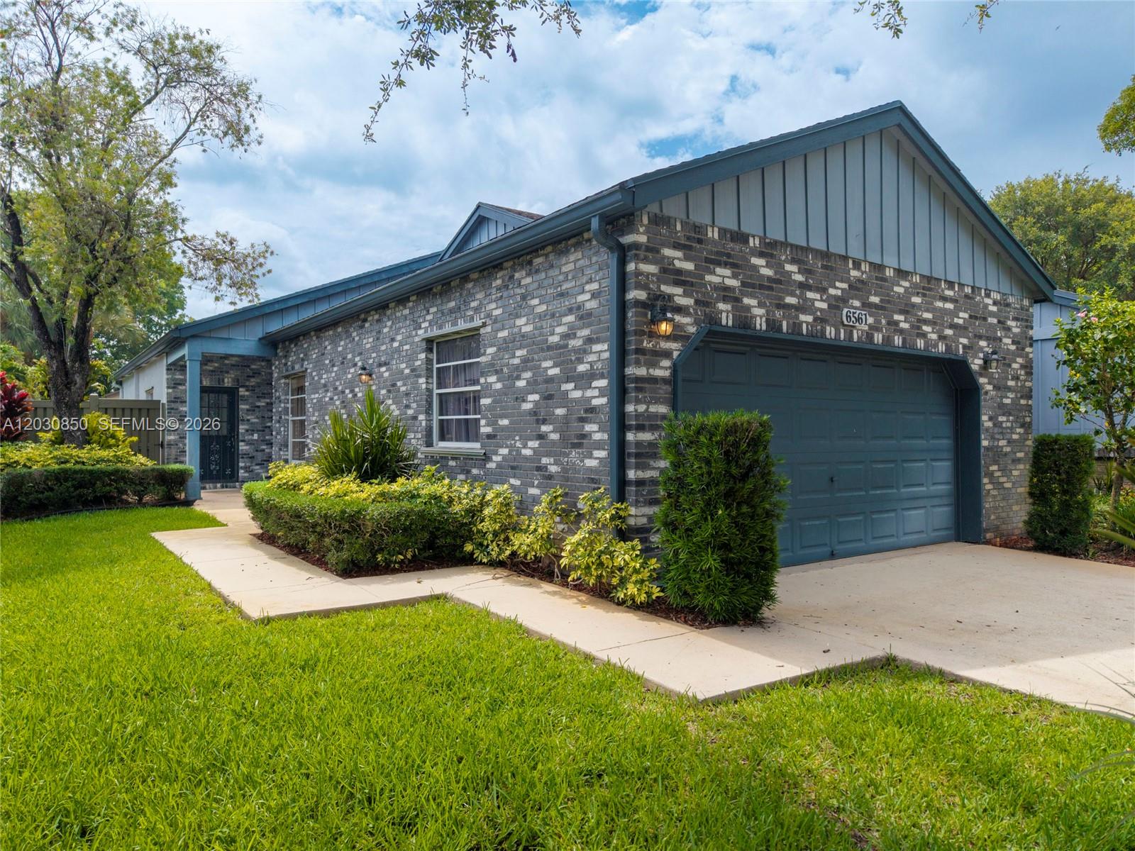 PARKLAND LAKES - Residential