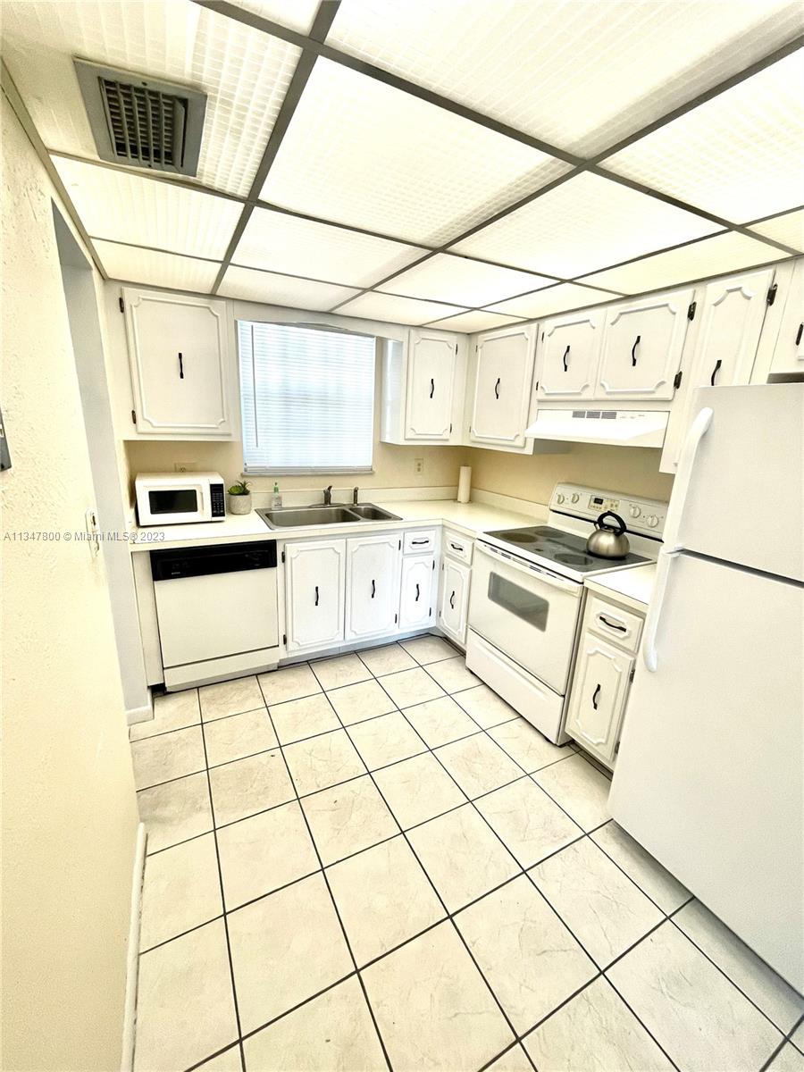 FRENCH VILLAS CONDO - Residential Lease