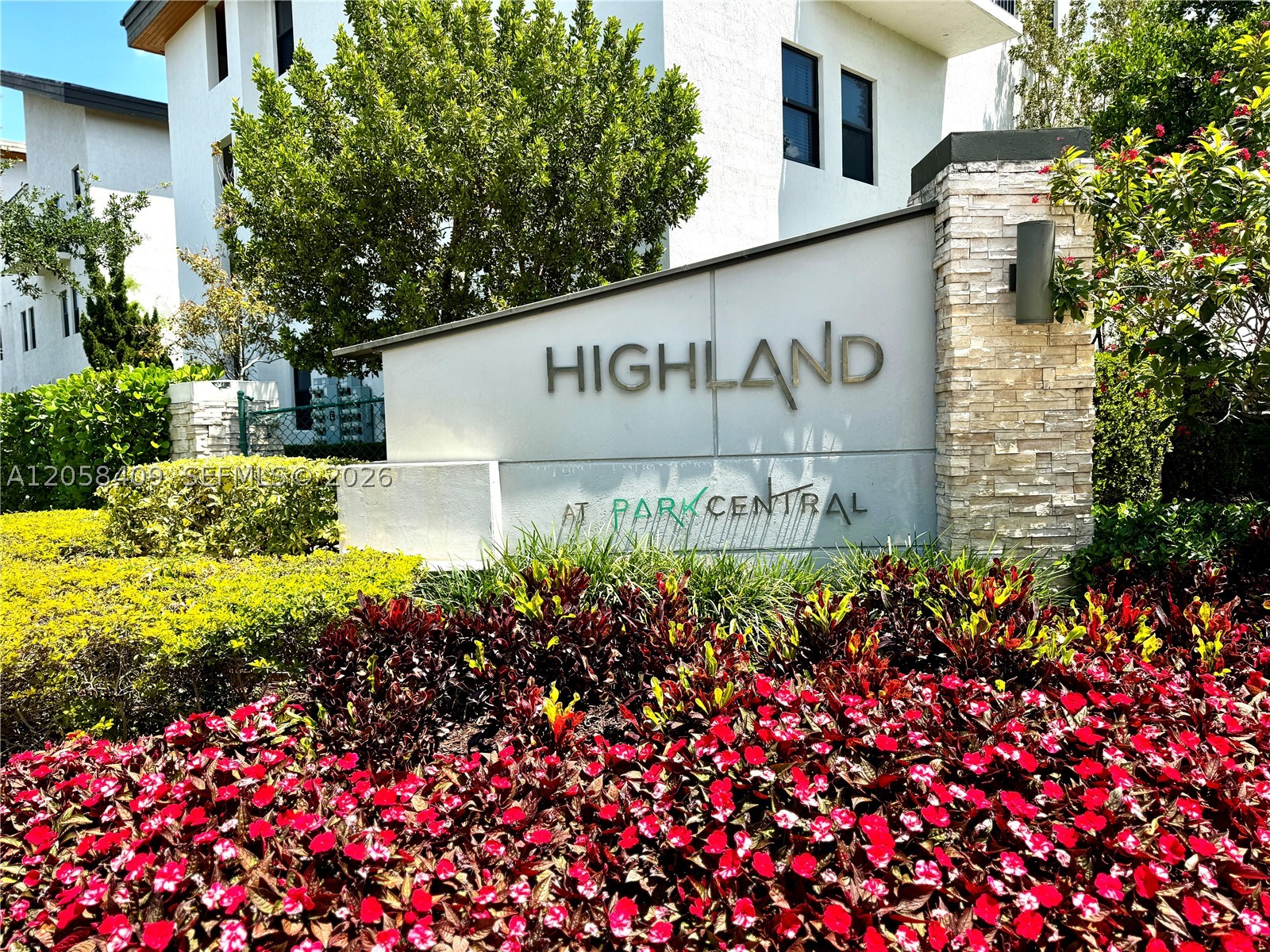 3/2 corner unit, Open Space, laminate wood floor through out, plenty of parking, access to Amazing amenities at the Central Park Doral, Gated community and more. Leased until May 31th, 2017 at $3200 per month. BUYERS AGENTS ARE WELCOME