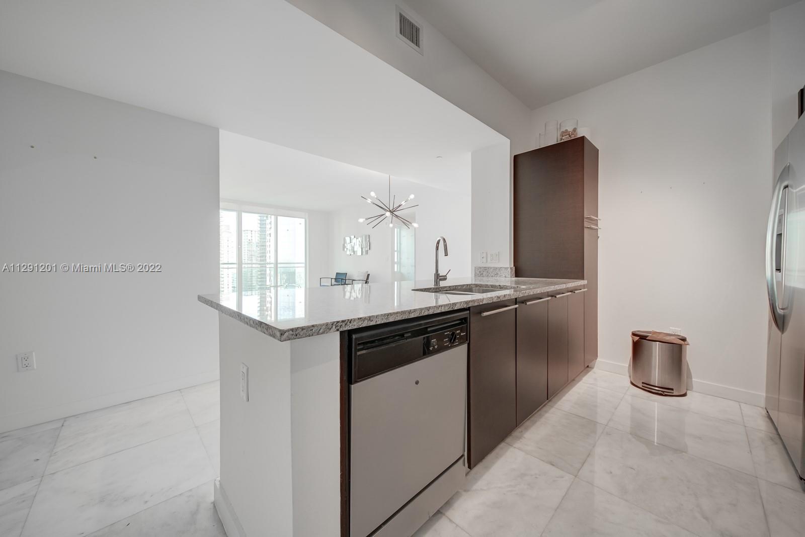 Spectacular UNFURNISHED 2 Bed and 2 Bath condo with large porcelain tile on outside balcony overlooking Brickell Avenue, marble floors throughout the entire apartment, master and guest closets are custom walk-in closets (California closets).
The Plaza is a full-service building with great amenities including infinity pools, fitness centers, business centers, Spa, 24-hour Concierge and Valet Parking. Great location!!! Walking distance to Fine Dining and Shopping. Most desirable location in Miami's banking district. EASY TO SHOW! 12 Month leases only - HOA Approval Required.