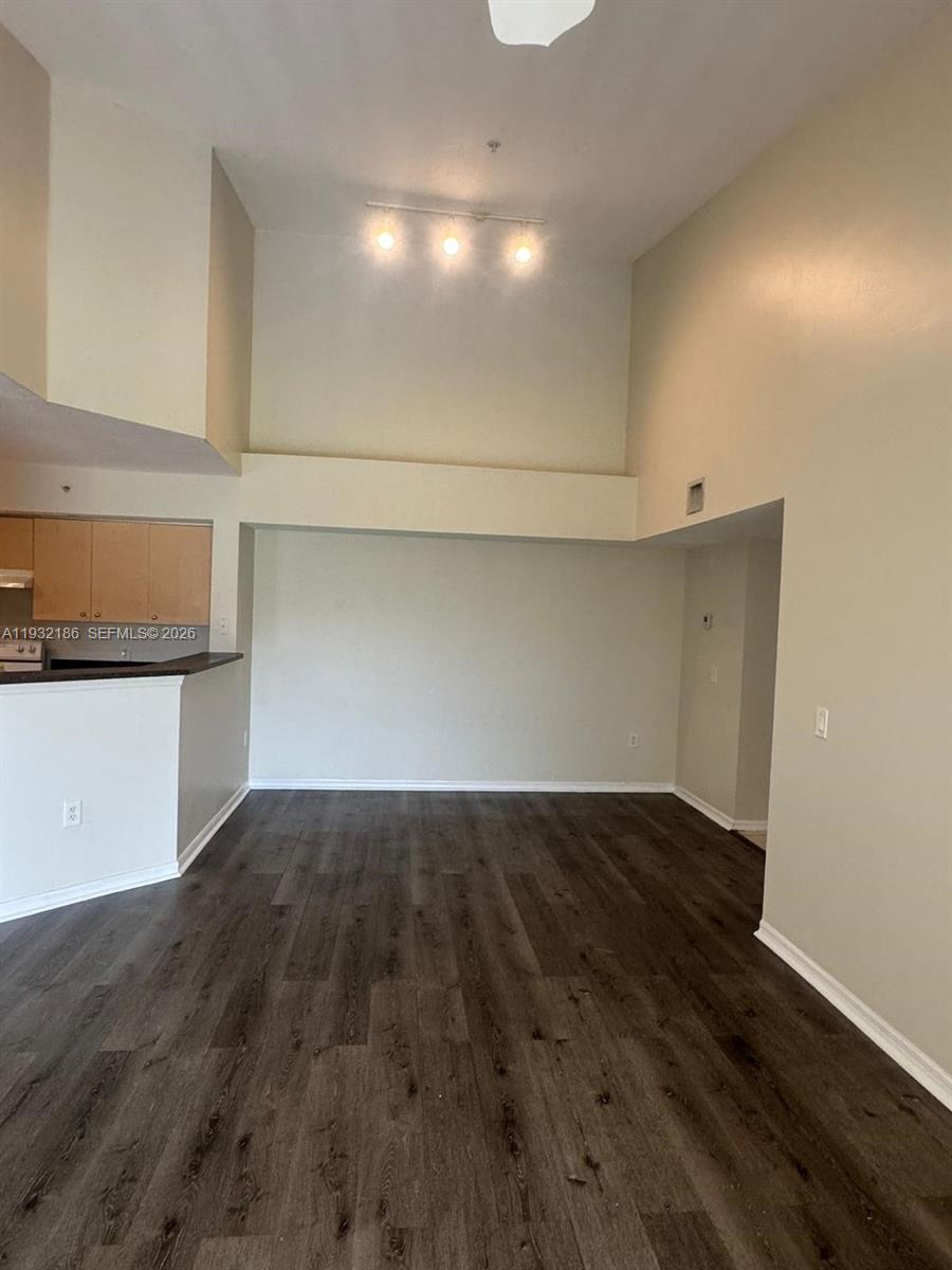 EMERALD ISLE AT LAGUNA LA - Residential
