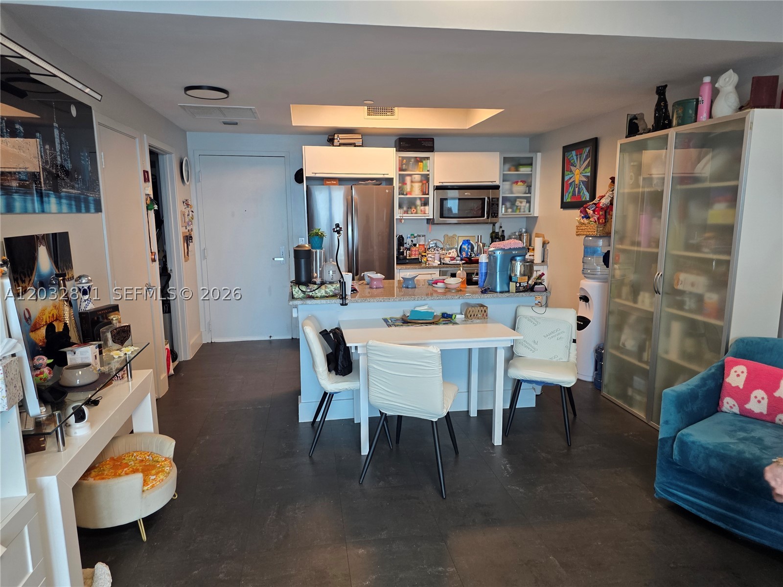 Amazing 1 Bed/1.5 Bath apartment located in the Heart of Miami, spectacular Biscayne Bay and Miami skyline unobstructed views through floor-to-ceiling impact windows. Bright and spacious layout with an open living area. The unit features a brand-new refrigerator, washer and dryer plus a newer A/C machine just replaced. The condo is located directly across from Museum Park, and steps to the Perez Art Museum, Frost Science Museum, and Kaseya Center. Building Features 2 Swimming Pools, Gym, Beach Volleyball, Business Center, Club Room and Hot Tub. 24H Security and Valet Parking.
Showings after 3PM.