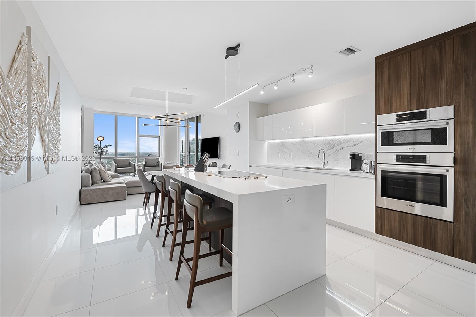 PARAMOUNT MIAMI WORLDCENT - Residential Lease