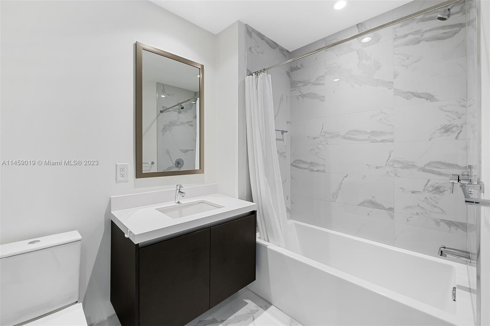 PARAMOUNT MIAMI WORLDCENT - Residential Lease