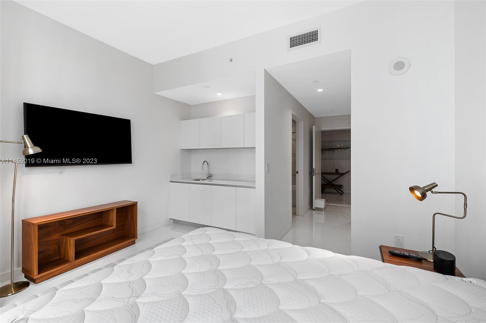 PARAMOUNT MIAMI WORLDCENT - Residential Lease