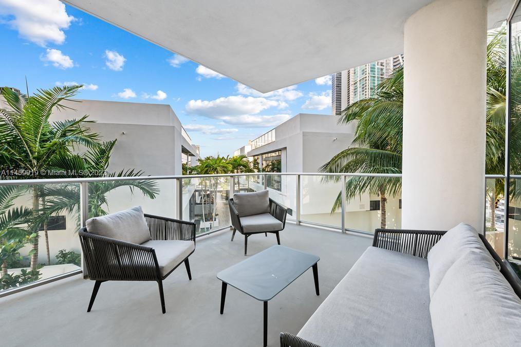 PARAMOUNT MIAMI WORLDCENT - Residential Lease