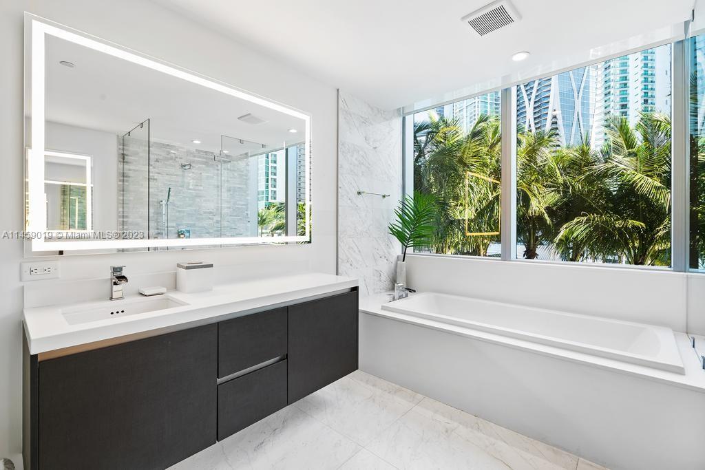 PARAMOUNT MIAMI WORLDCENT - Residential Lease