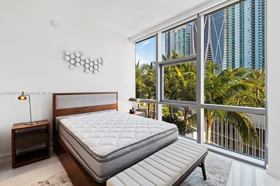 PARAMOUNT MIAMI WORLDCENT - Residential Lease