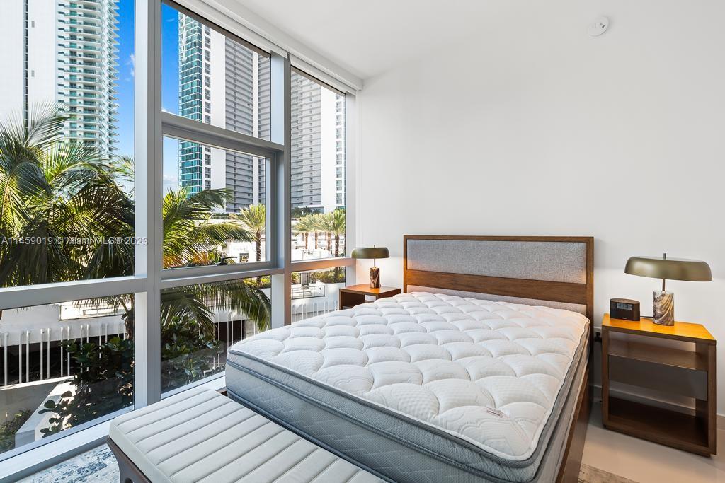 PARAMOUNT MIAMI WORLDCENT - Residential Lease