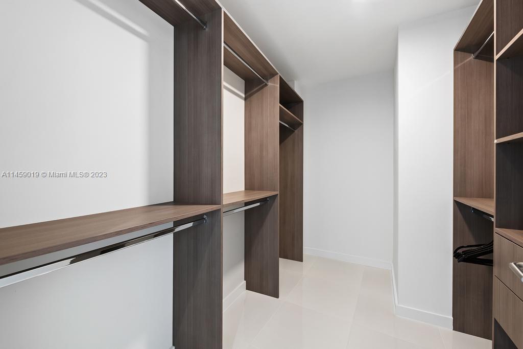 PARAMOUNT MIAMI WORLDCENT - Residential Lease