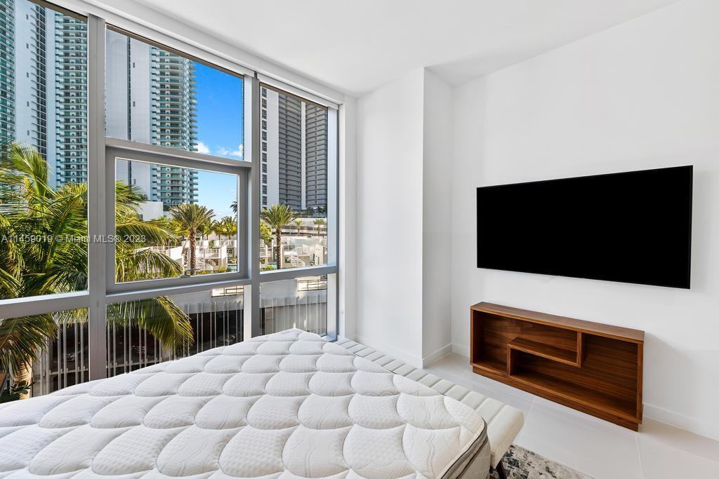 PARAMOUNT MIAMI WORLDCENT - Residential Lease