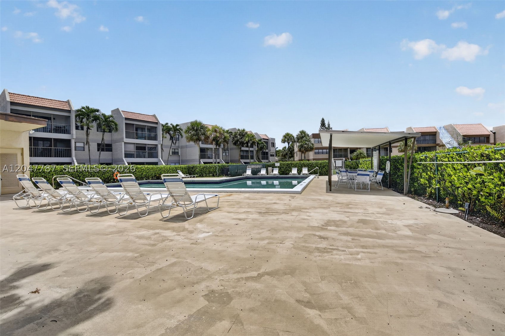 BUILDING EIGHT OF RACQUET - Residential