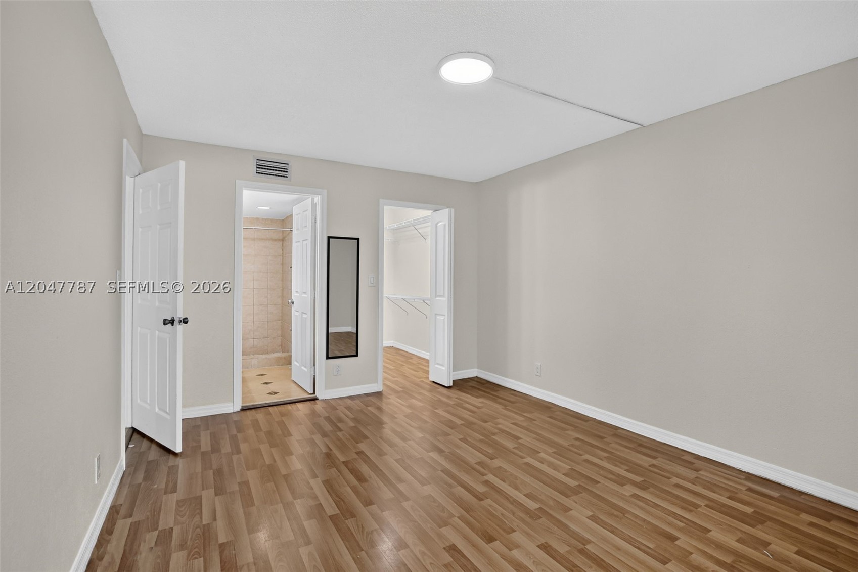 BUILDING EIGHT OF RACQUET - Residential