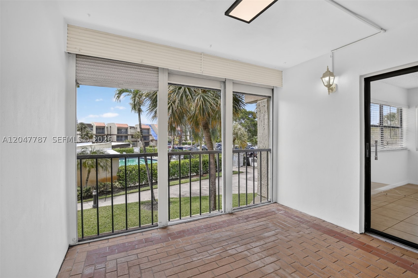 BUILDING EIGHT OF RACQUET - Residential