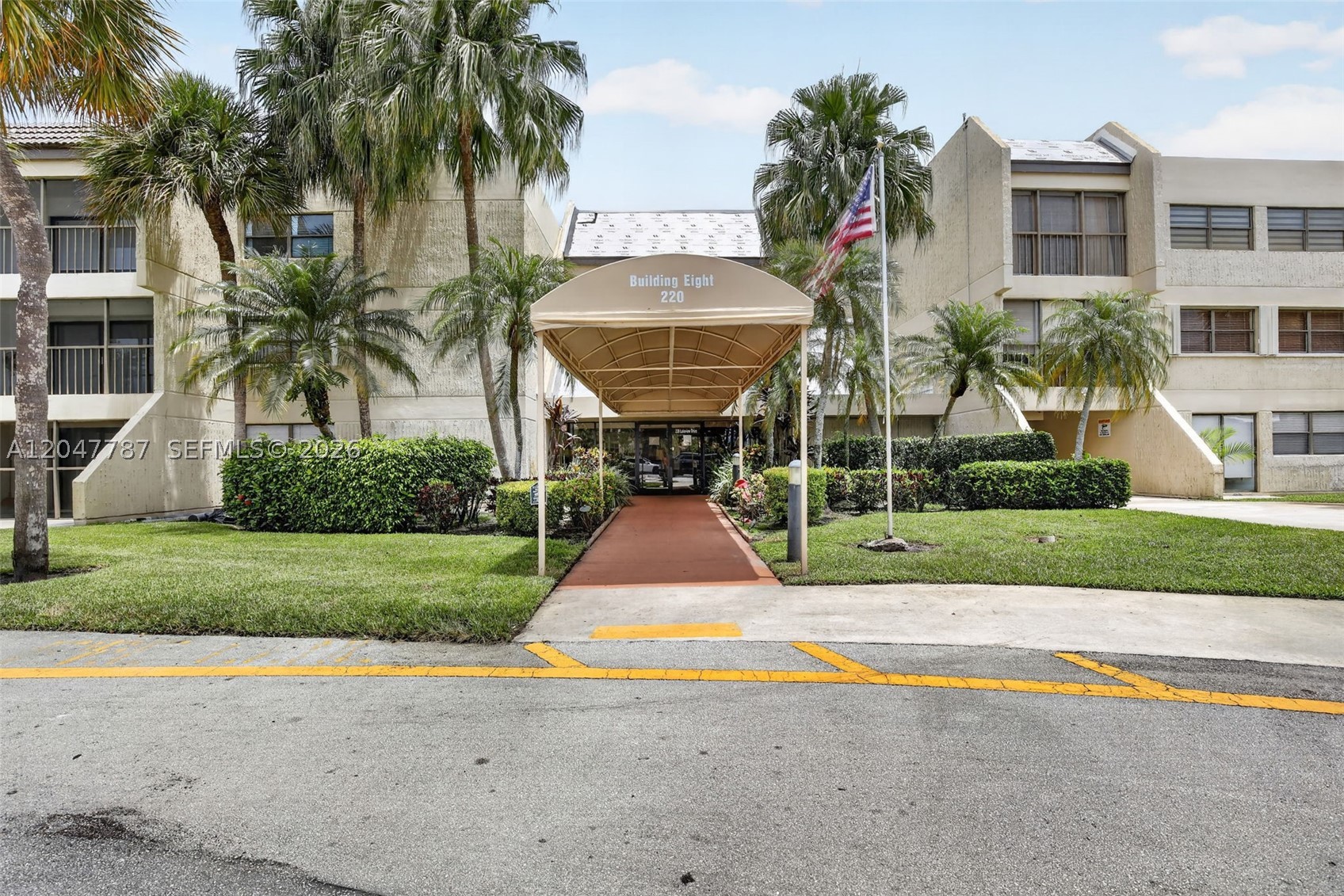 BUILDING EIGHT OF RACQUET - Residential