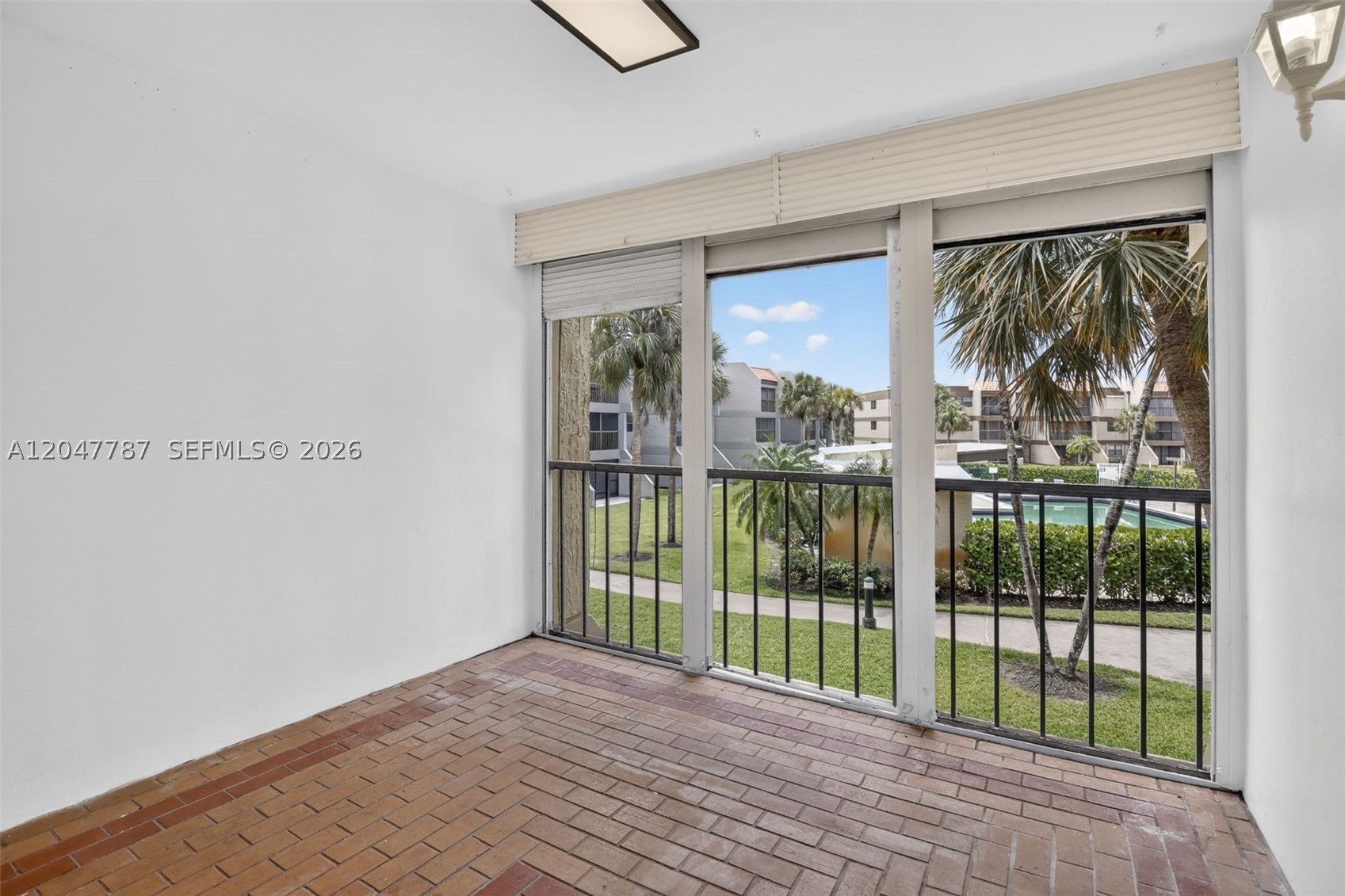 BUILDING EIGHT OF RACQUET - Residential