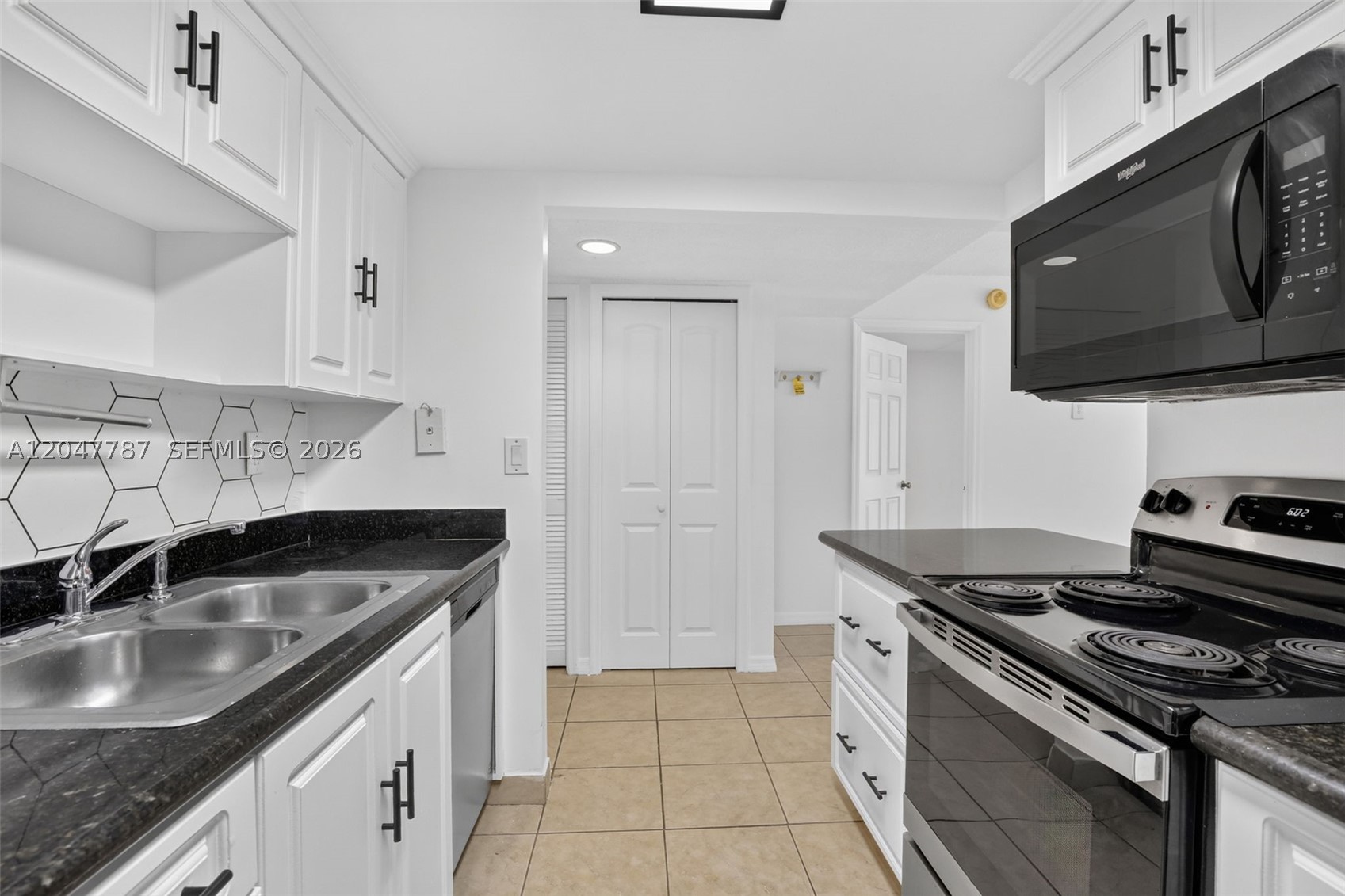 BUILDING EIGHT OF RACQUET - Residential