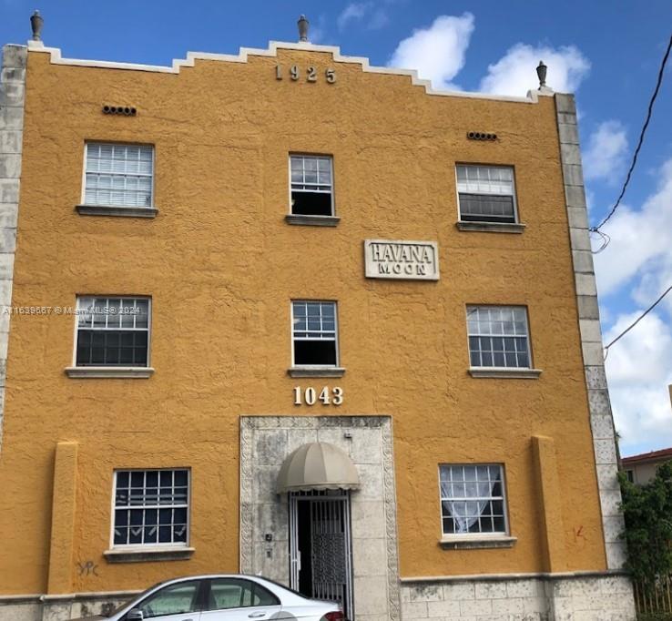 Remodeled two Bedroom, one bathroom in a quite neighborhood in Little Havana. Close to Marlins Stadium, Flagler Street, Supermarkets and restaurants. Easy access to public transportation. Small pets accepted with a non refundable fee of $250. First month, last and deposit.