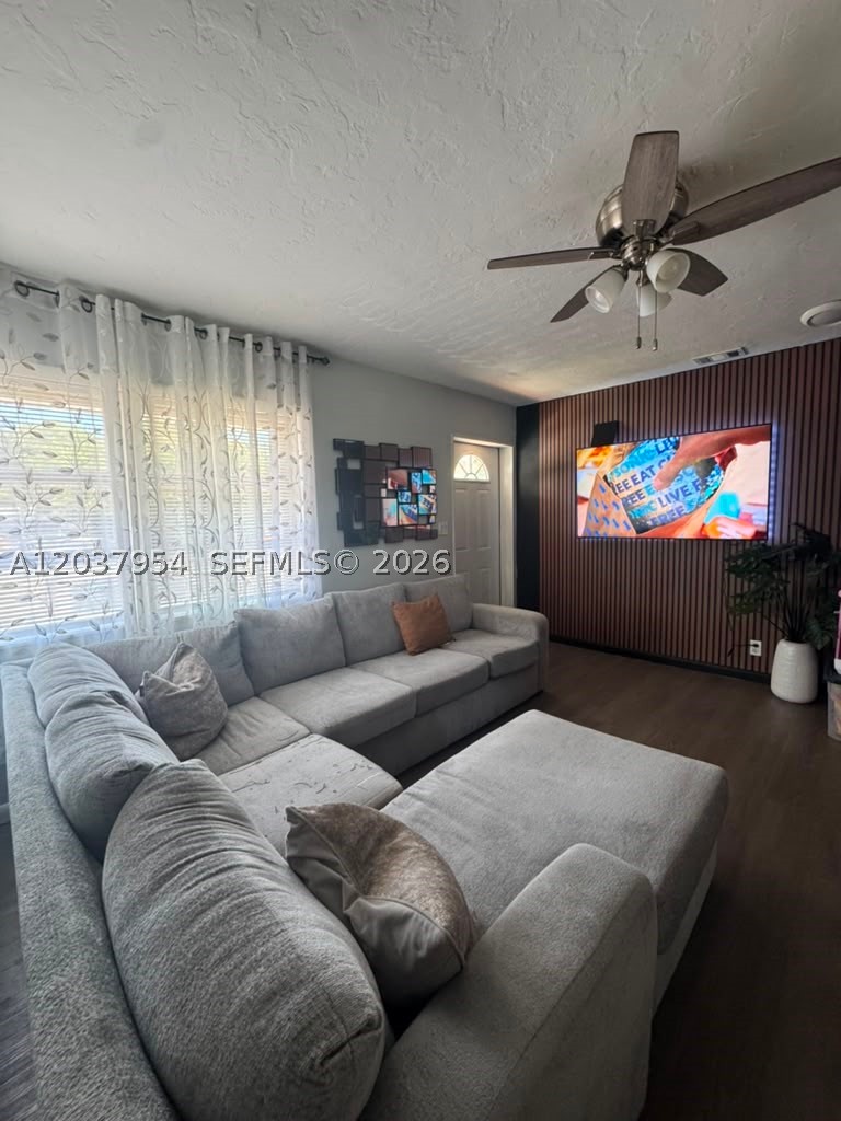 HOLLYWOOD LITTLE RANCHES - Residential Lease