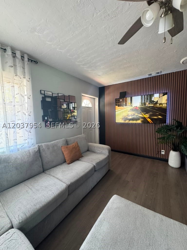 HOLLYWOOD LITTLE RANCHES - Residential Lease