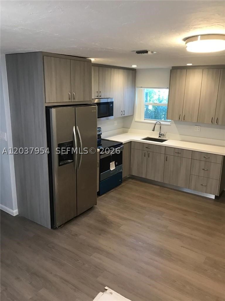 HOLLYWOOD LITTLE RANCHES - Residential Lease