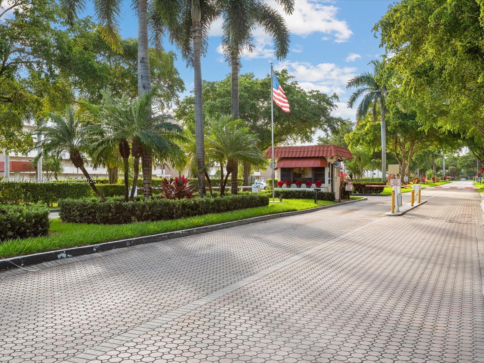 HOLLYBROOK GOLF AND - Residential