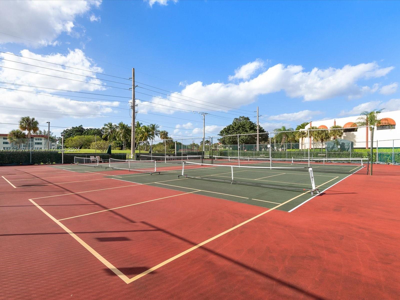 HOLLYBROOK GOLF AND - Residential