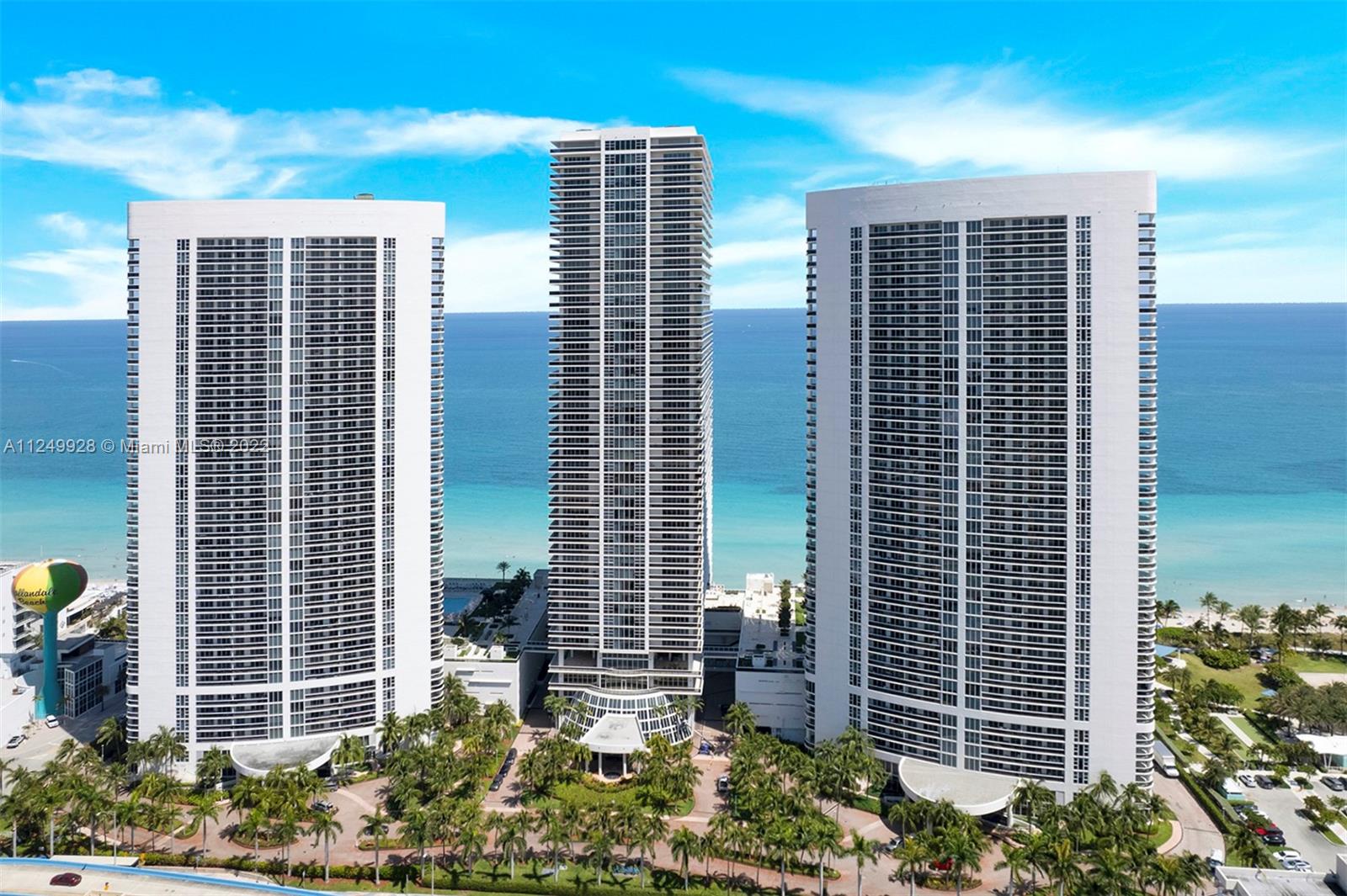 AMAZING FURNISHED CORNER UNIT, 2 BEDROOMS PLUS DEN AND 3 1/2 BATHROOMS.