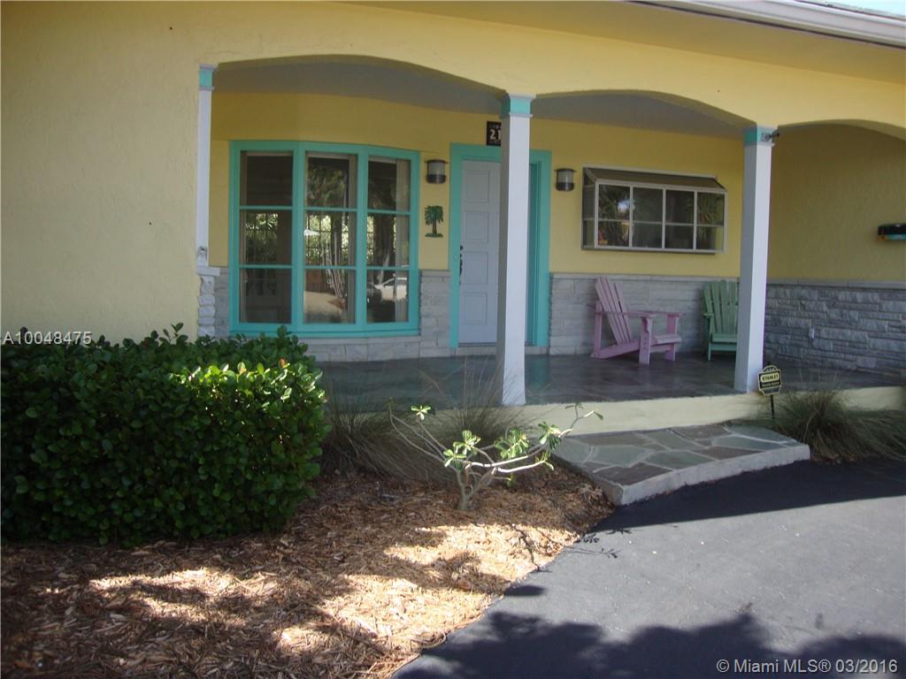 Beautiful single family house on Intracoastal Drive .French doors all around the house lots of natural light .Tropical back yard with a pool great for entertaining . Wonderful neighborhood to raise a family A + School district  .Hugh bedrooms and kitchen .Nice open floor plan .