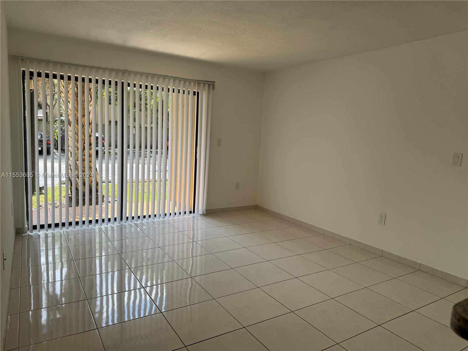 THE COURTS AT KENDALL CON - Residential Lease