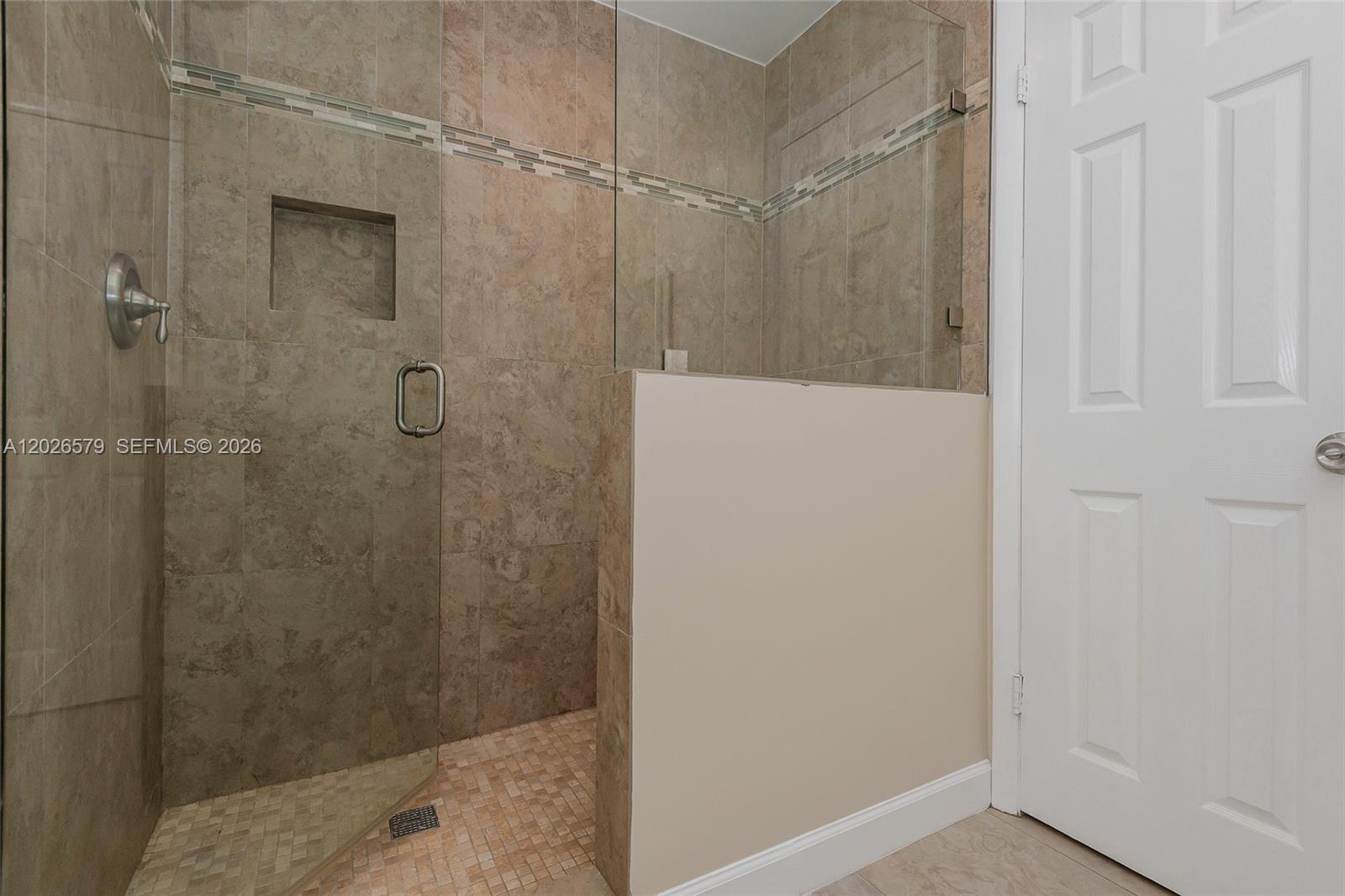 HOLLYWOOD GARDENS - Residential Lease