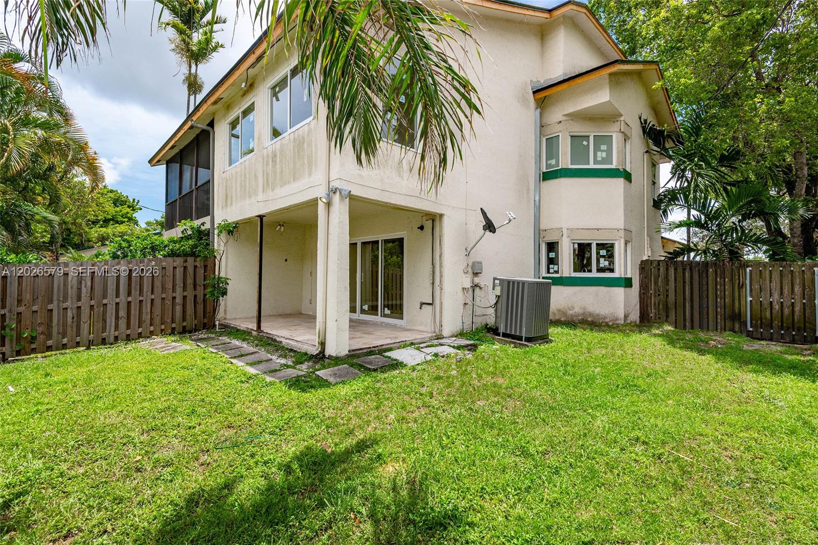 HOLLYWOOD GARDENS - Residential Lease