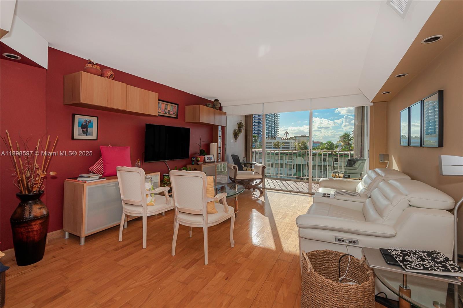 KENNEDY HOUSE CONDO - Residential