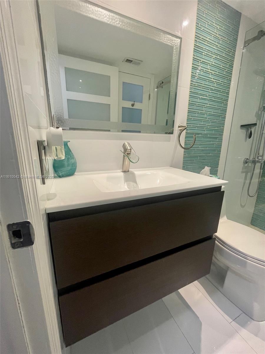 INTERNATIONAL PARK CONDO - Residential