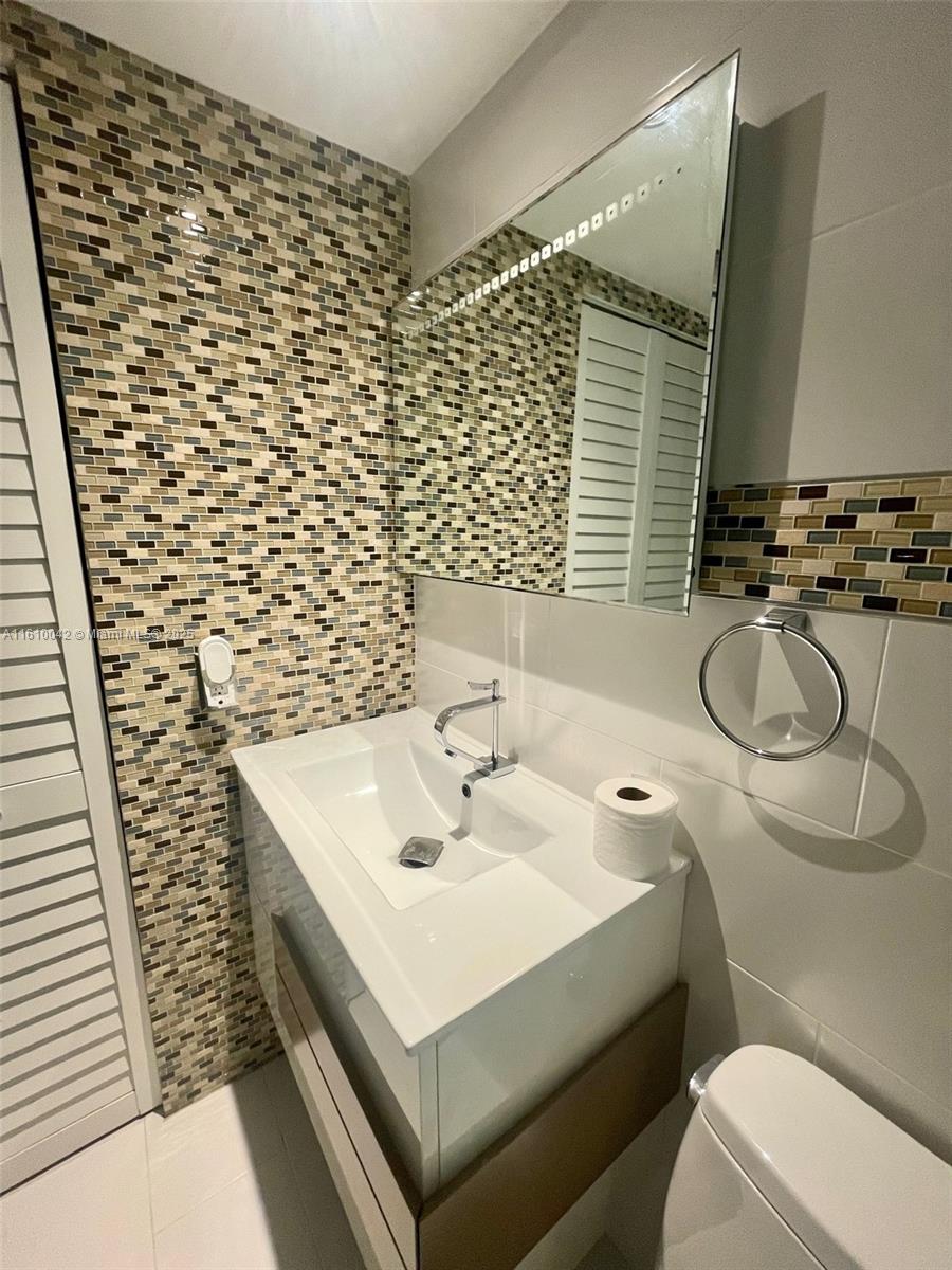 INTERNATIONAL PARK CONDO - Residential