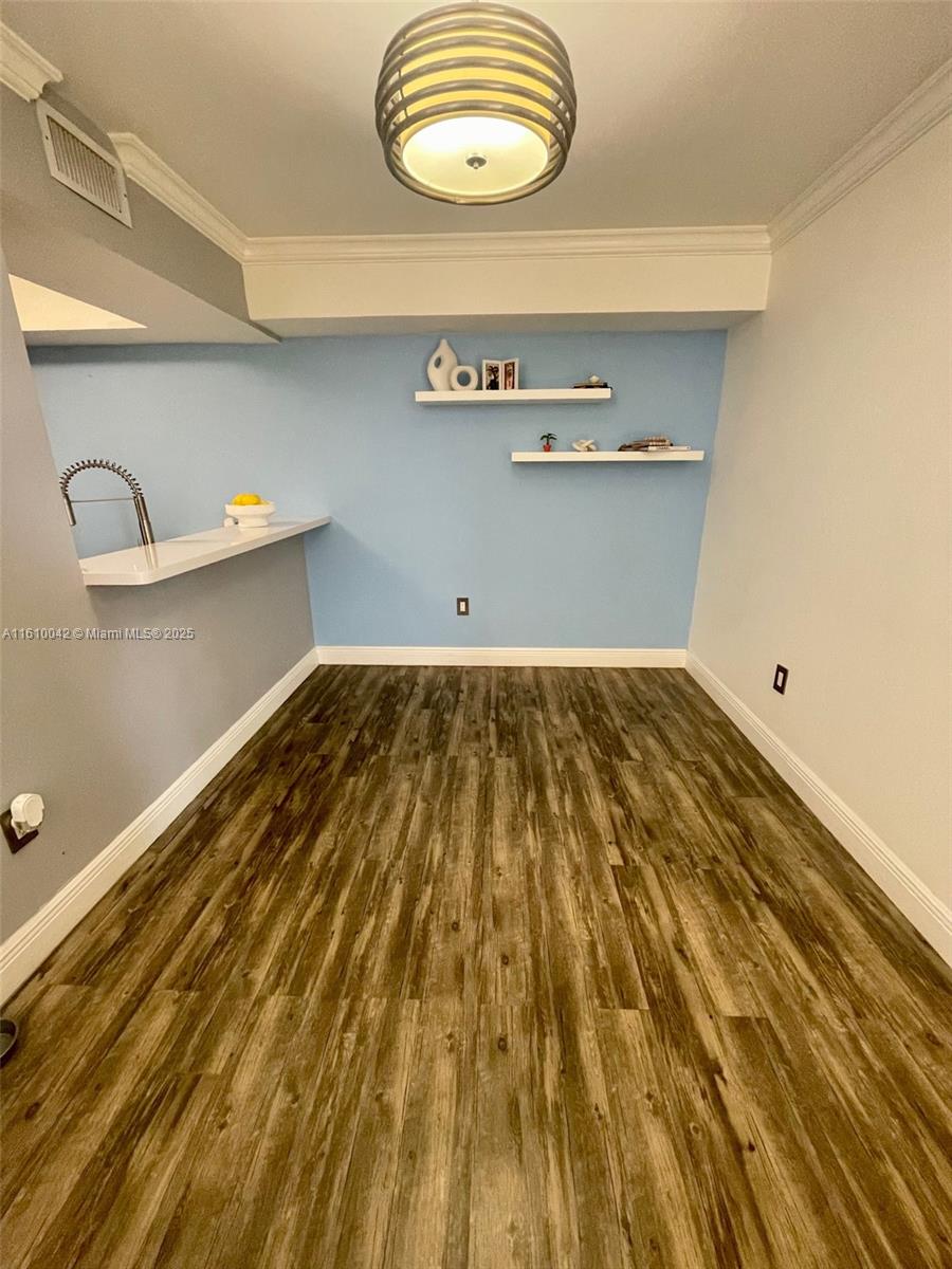 INTERNATIONAL PARK CONDO - Residential
