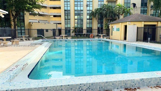 INTERNATIONAL PARK CONDO - Residential