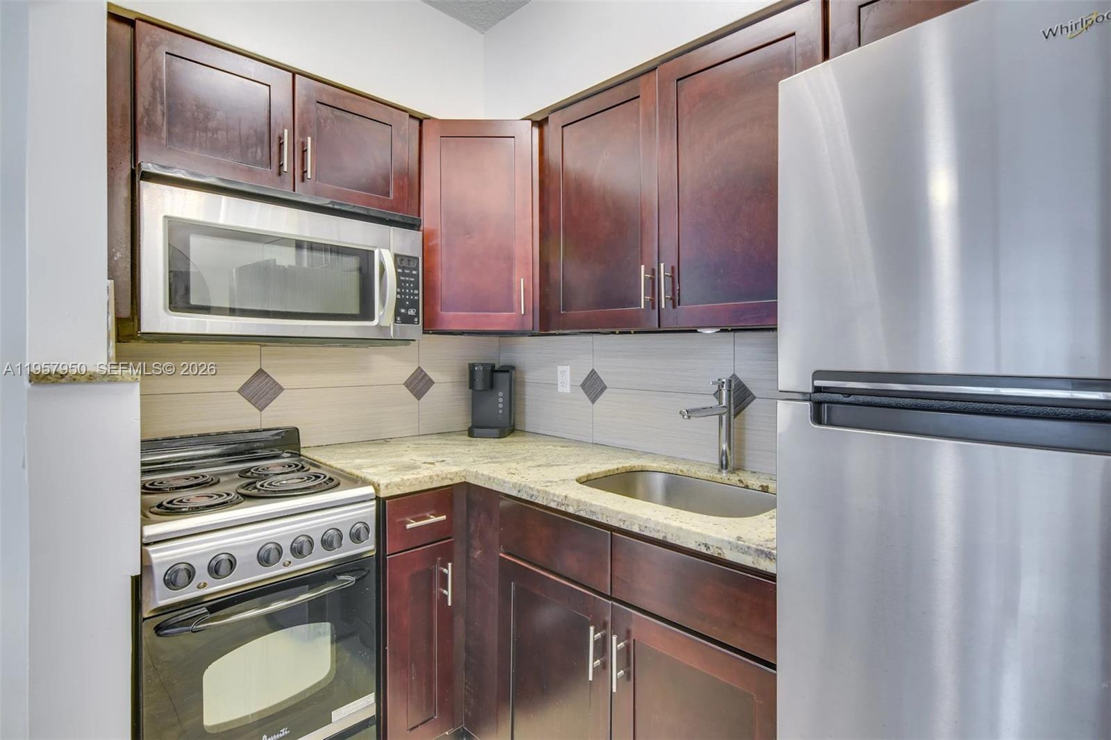 HALLANDALE PINES ESTATES - Residential Income