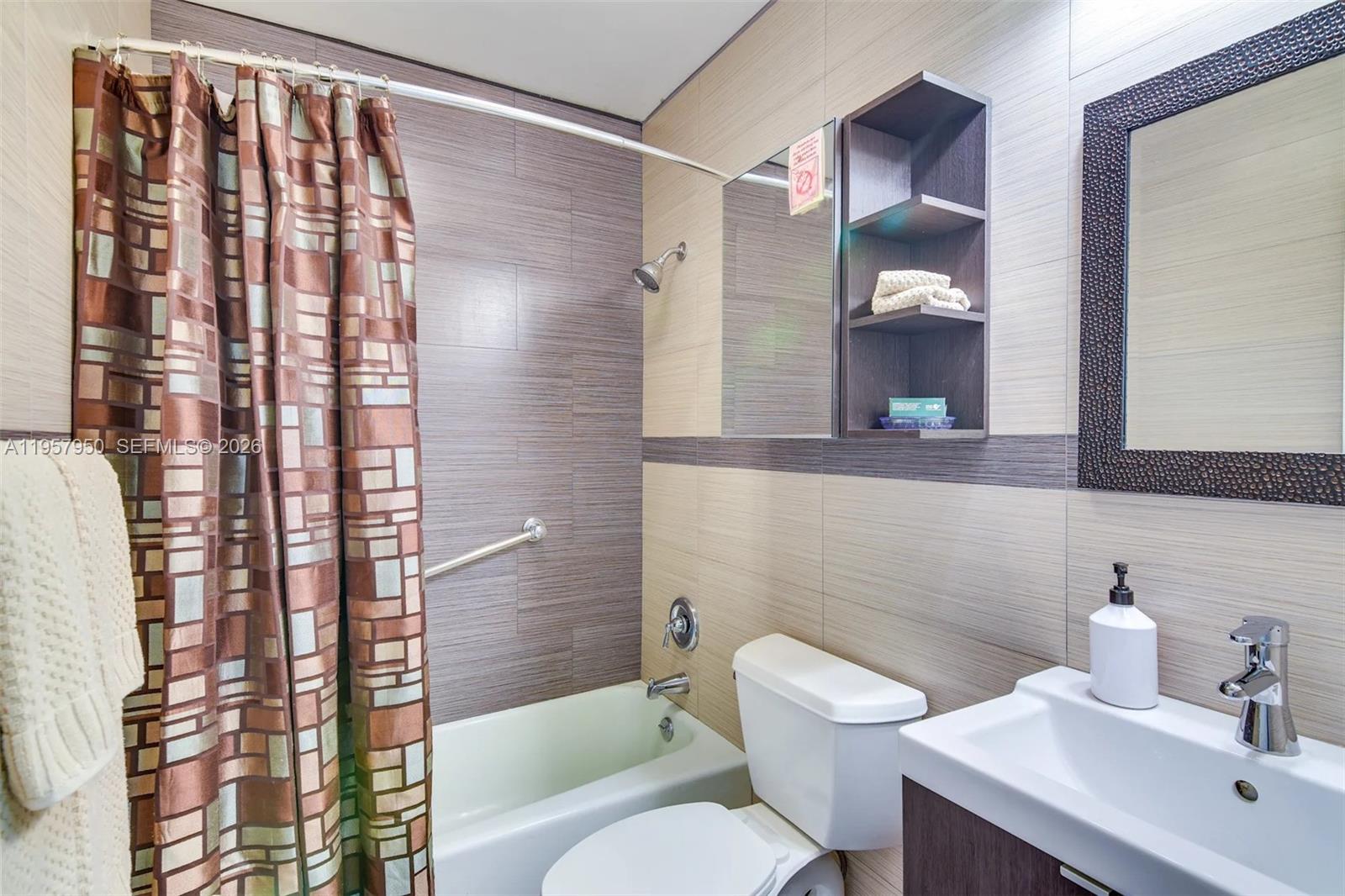 HALLANDALE PINES ESTATES - Residential Income