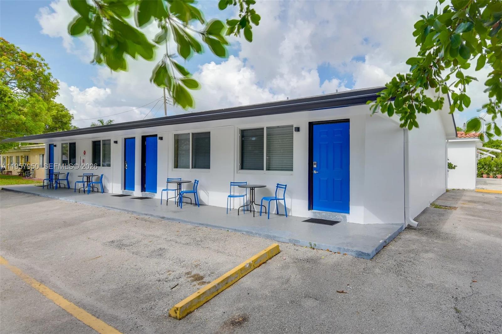 HALLANDALE PINES ESTATES - Residential Income