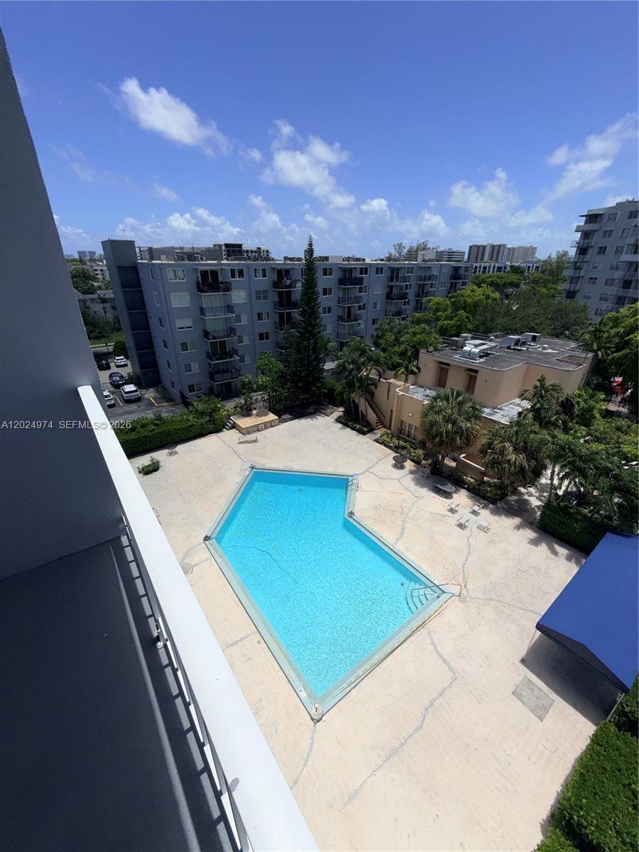 THREE HORIZONS NORTH COND - Residential