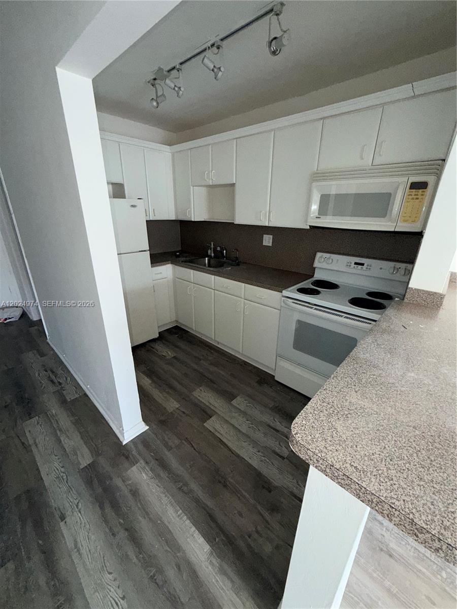 THREE HORIZONS NORTH COND - Residential
