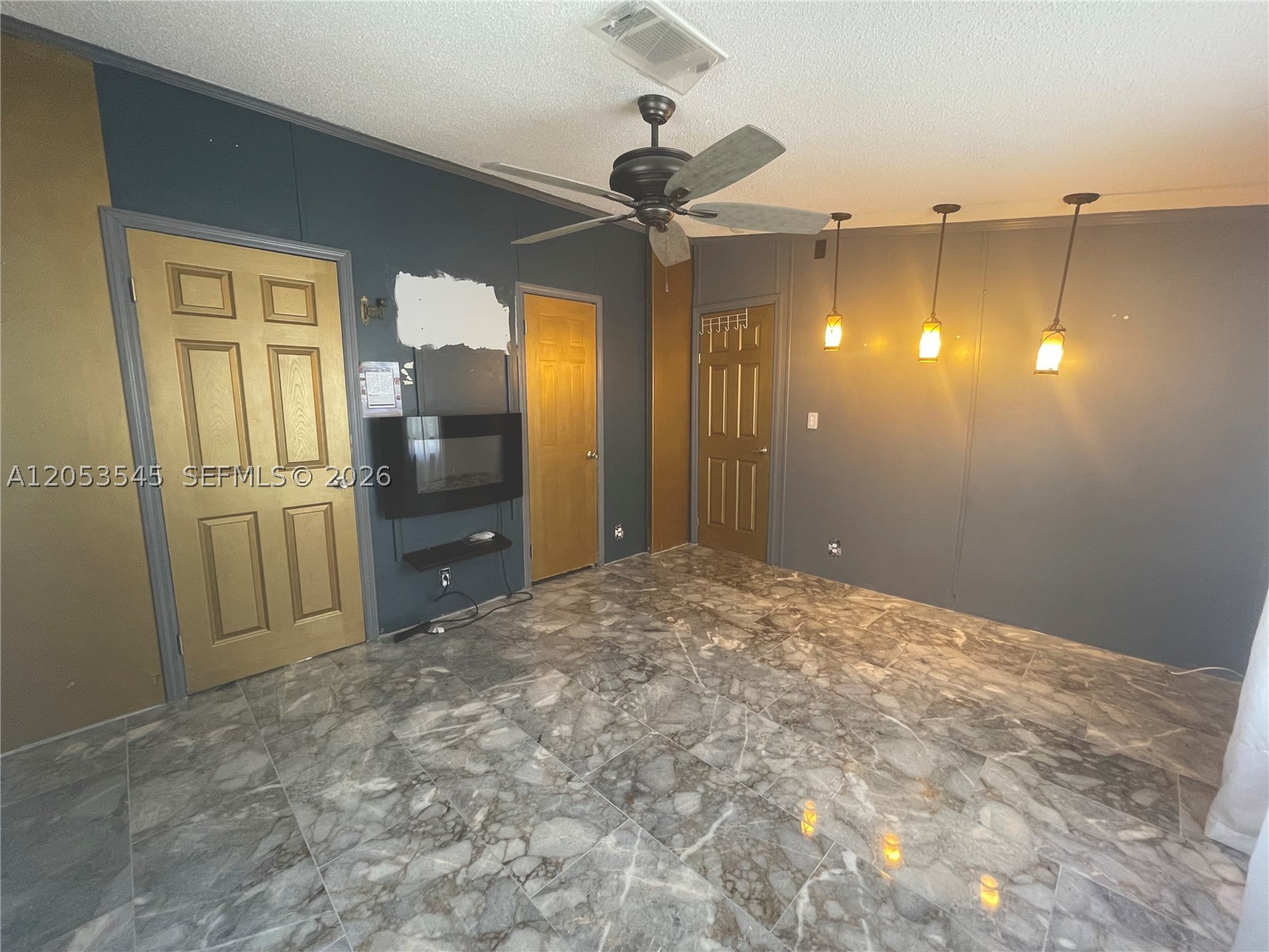 RAVENSWOOD ESTATES & MARI - Residential
