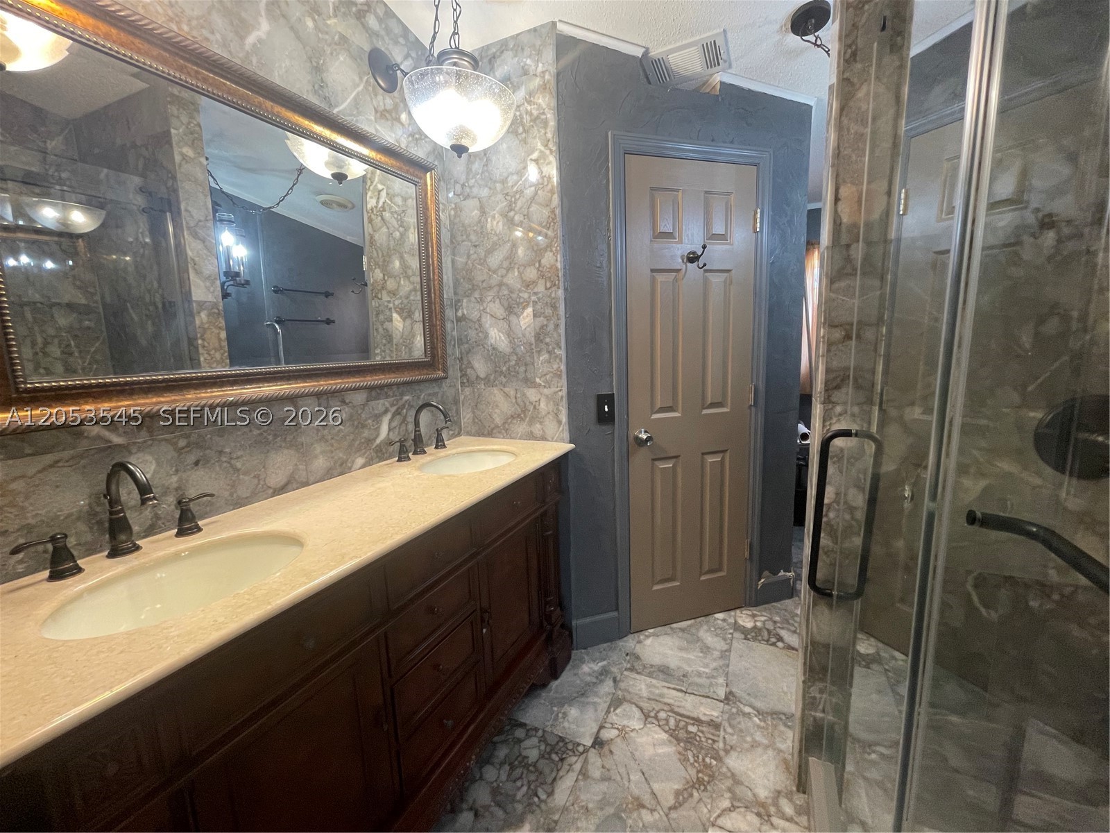 RAVENSWOOD ESTATES & MARI - Residential