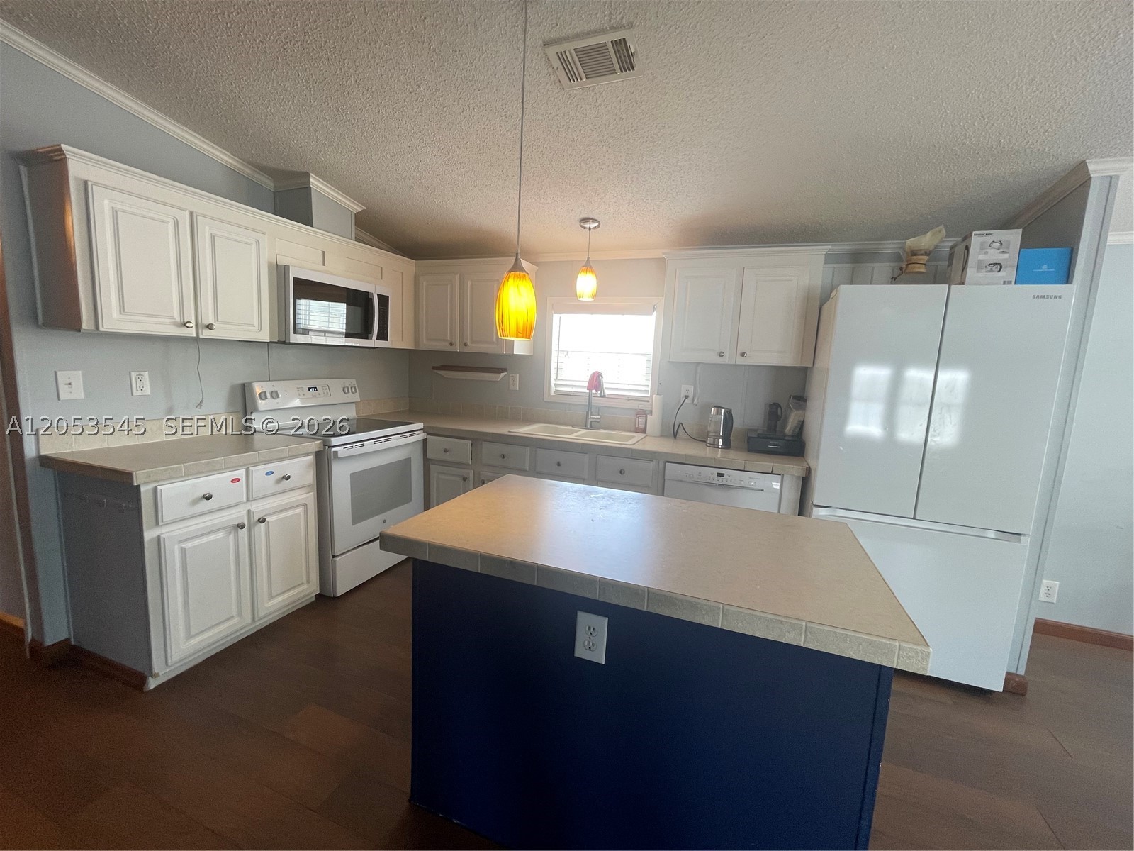 RAVENSWOOD ESTATES & MARI - Residential