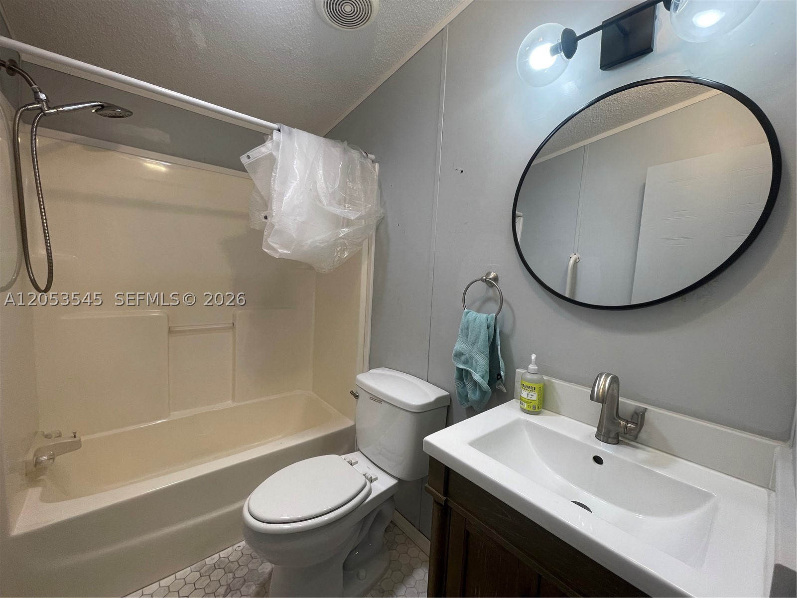 RAVENSWOOD ESTATES & MARI - Residential