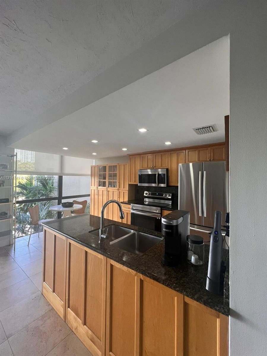 TOWER AT BISCAYNE COVE CO - Residential Lease