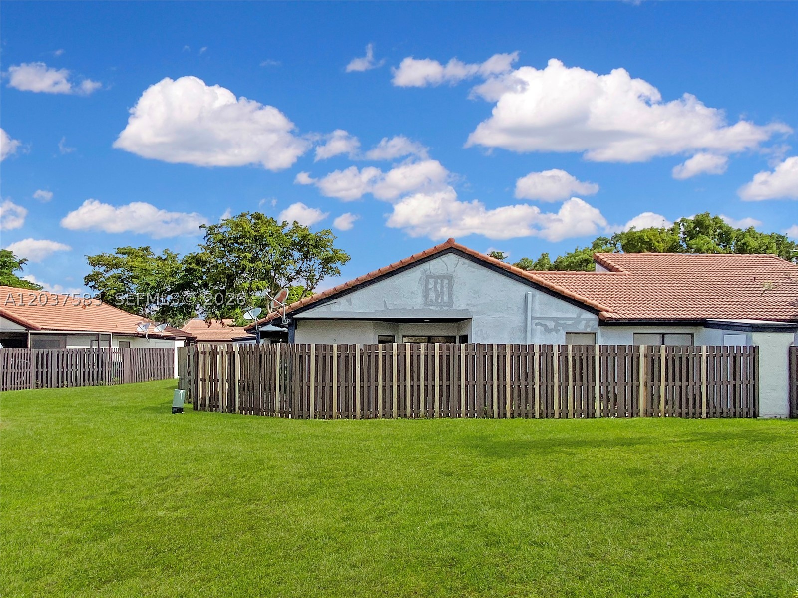 LAKES MEADOW VILG HOMES C - Residential Lease