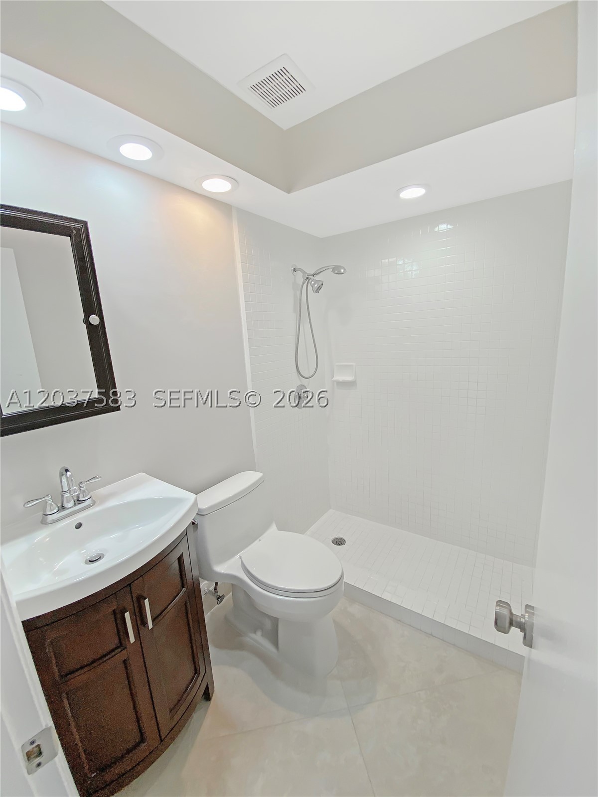 LAKES MEADOW VILG HOMES C - Residential Lease