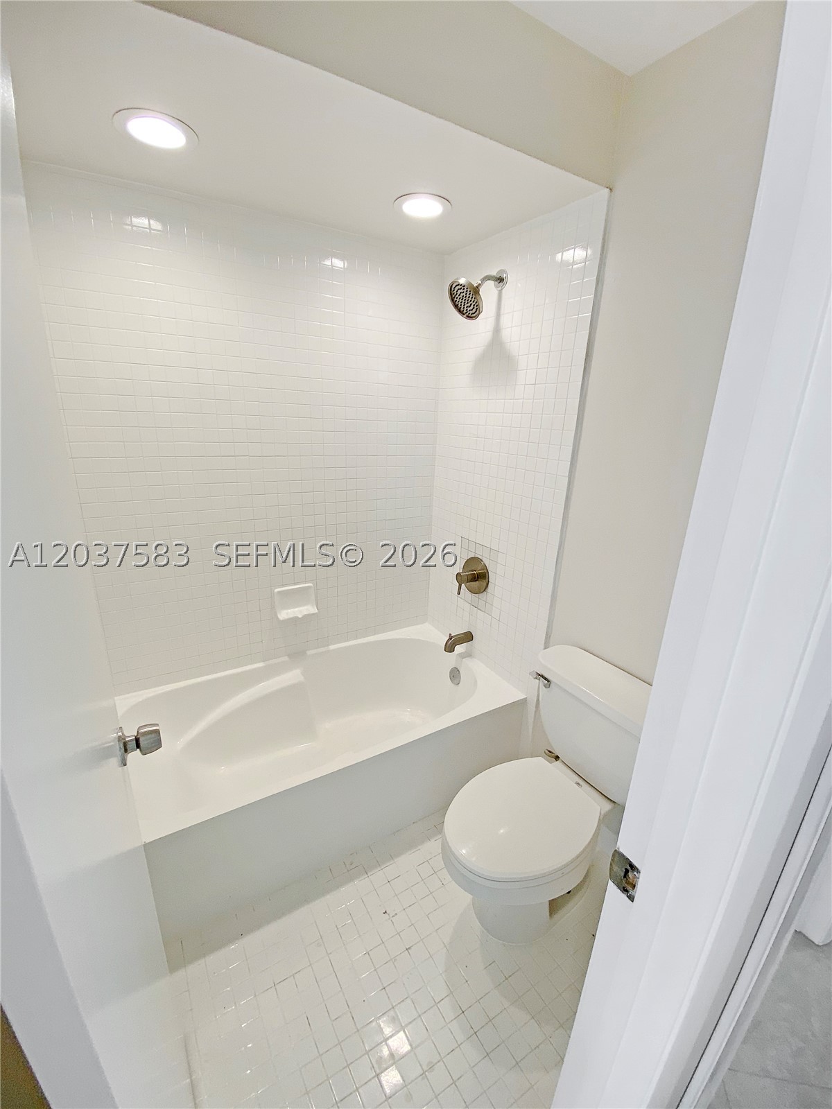 LAKES MEADOW VILG HOMES C - Residential Lease